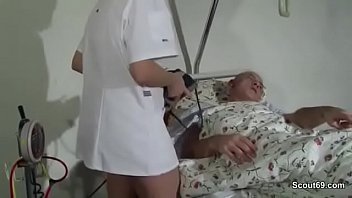 Medico idoso chupando paciente