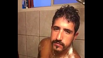 Video porno gay batendo punheta para o outro no colo