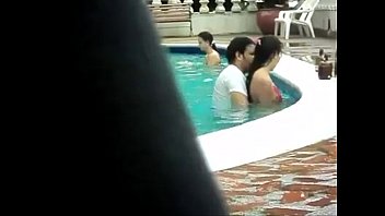 Gostosa rabuda dando na piscina em meio publico