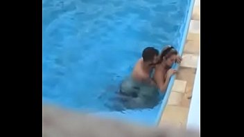 Mia Kalifa anal na piscina