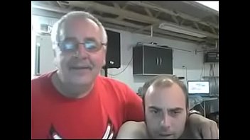 Avo fazendo boquete em neto porno gay