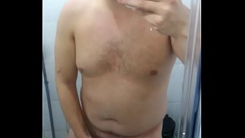 Espiando o entiado branquinho novinho a tomar banho sexo gay