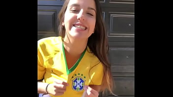 Novinha rabuda e muito gostosa