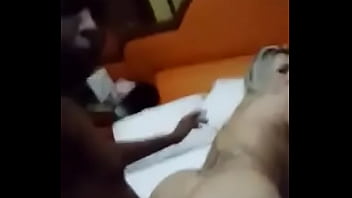 Garotos pirocudos com loiras rabudas no xvideos