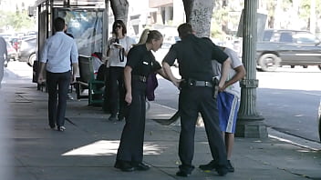 A policial peituda de loucademia de policia