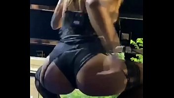 Anitta gostosa peituda