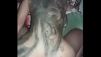 Tatuagem feminina na bunda pequena