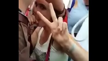 Soldado russo comendo mulher no beco da rua