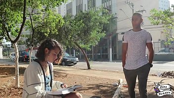 Desfile de mulheres nuas e peludas na decada de 18