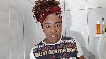 Cara fudendo mulher negra gostosa na banheira porno