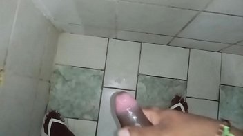 Alemão batendo punheta no banheiro