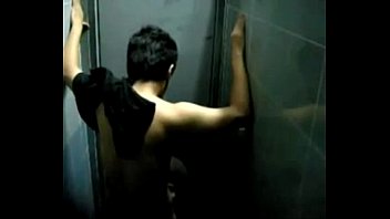 Flagra real xvideo gay caseiro em banheiro