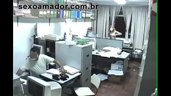 Chefe chupando a buceta da secretaria no escritorio