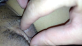 Pornor bizarro homem abrindo a buceta com a mao