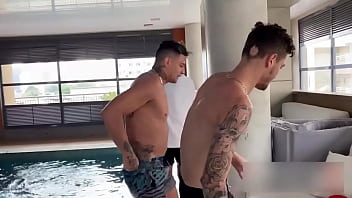 Gay dando o cuzinho virgem a dotado do rolão