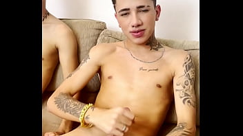 Video porno com gay novinho chupando e dando cuzinho