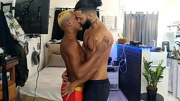 Abastecendo cuzinho de leite porno gay