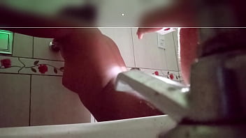 Mulher se masturbando no banheiro sem amostra o rosto