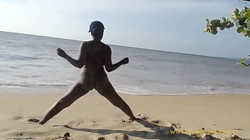 Mulher fica nua na praia