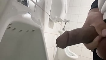 Xvideo gay batendo punheta em banheiro publico