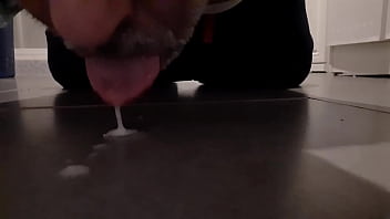 Mia Khalifa soltando leite