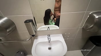 Sexo banheiro público