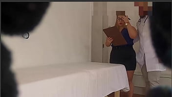 Camera flagra mulher pegando babá novinha