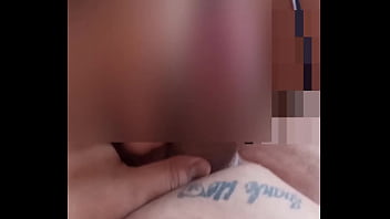 Madras botando a filha do seu marido mamar sua bucetinha gostoso