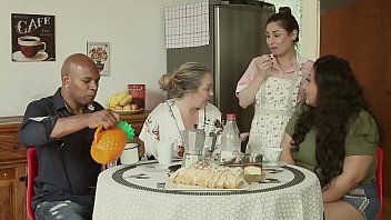 Comendo a filha da empregada